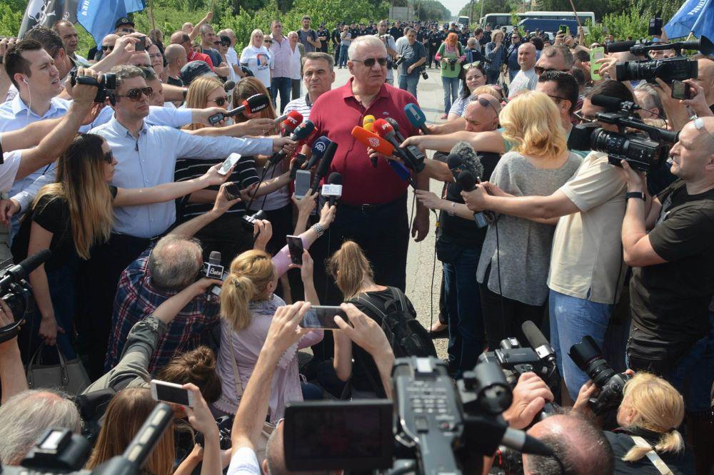 ŠEŠELJ STAO NA STRANU GEJEVA: Osobe istog pola mogu da potpišu UGOVOR O ZAJEDNIČKOM ŽIVOTU!