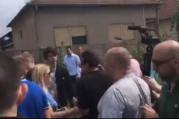 TUČA U HRTKOVCIMA: Sukob radikala i pripadnika LDP-a! Napadnut Đorđo Žujović! (VIDEO)