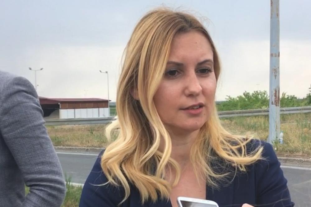Aleksandra Jerkov: POLICIJA NAS JE IZJEDNAČILA SA RATNIM ZLOČINCEM! Policija sprečila predstavnike DS i LSV da priđu Jarku (VIDEO)