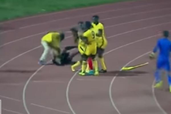 OPŠTA FRKA NA TERENU! Igrači i stručni štab napali sudiju, jadnim se branio KORNER ZASTAVICOM! (VIDEO)