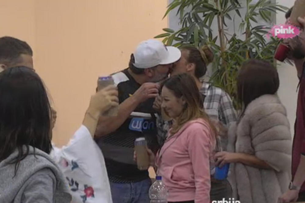 U KUPINOVU OPŠTENARODNO VESELJE: Pogledajte kako Mikijevi sugrađani proslavljaju što su dobili SNAJKU NADEŽDU! (FOTO)