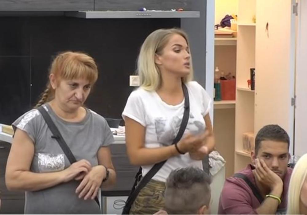 Teodora je kao mala imala nezgodu kada je u toku igranja pala na vaginu  