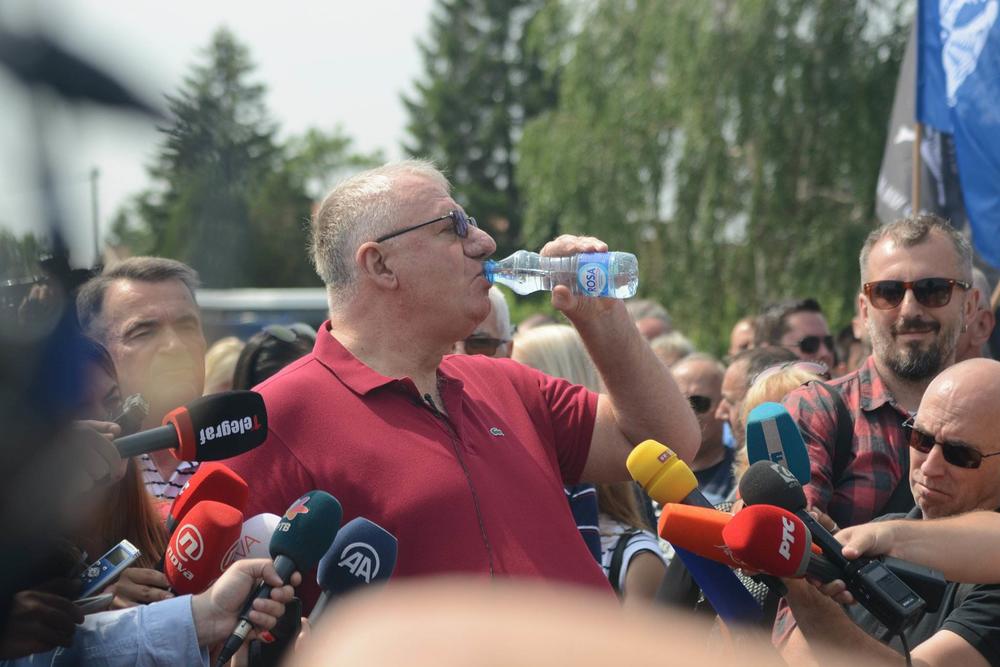 Vojvodu je vrućina naterala da se okrepljuje  