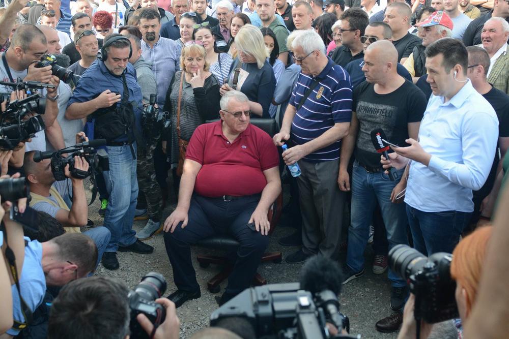 Morao je da sedne...  