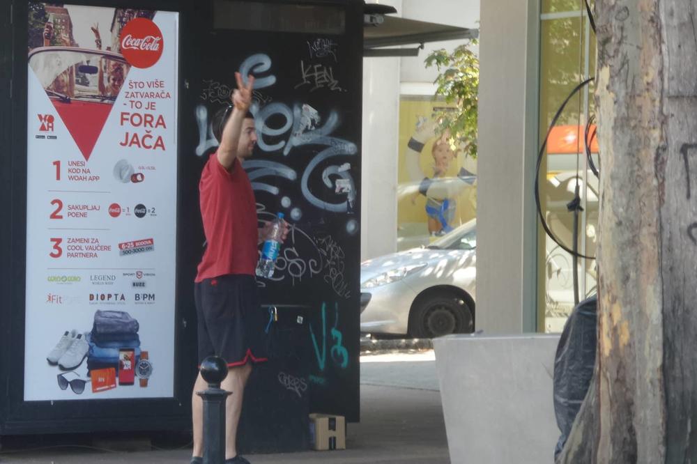 TEJLOR ROČESTI NAPRAVIO KOLAPS U SAOBRAĆAJU! Navijači ga startovali nasred ulice, on prišao njihovim kolima i postarao se da ga nikad ne zaborave! (VIDEO)