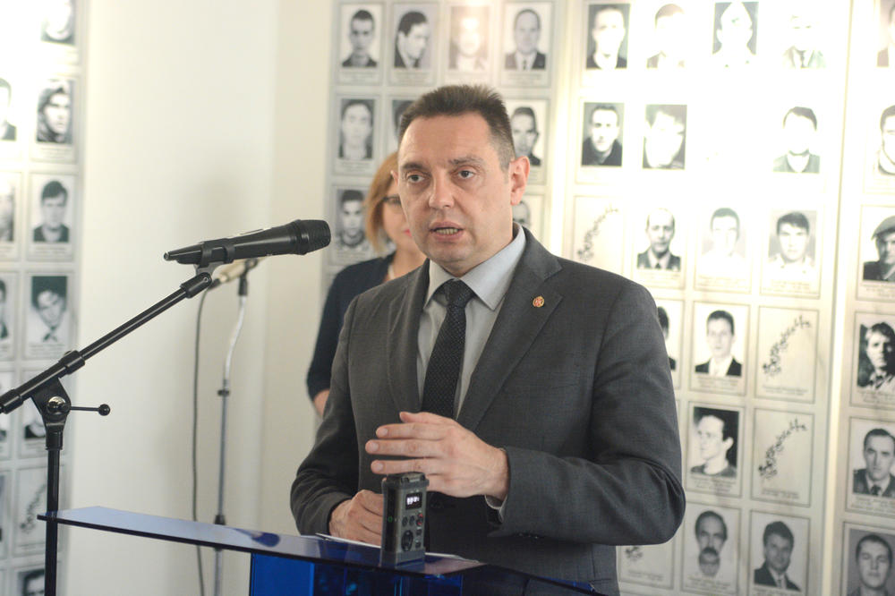 VULIN OTVORIO IZLOŽBU JUNACI OTADŽBINE - POGINULI ZA VREME NATO AGRESIJE: Nećemo prestati da pitamo ko je ubio sve ove ljude, neko mora da odgovara za ta zlodela! (FOTO)