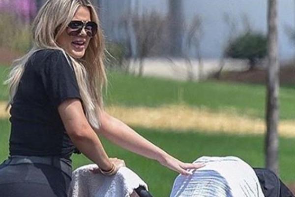 PROŠETALA ĆERKICU, ALI SVI SU GLEDALI U NEŠTO DRUGO: Kloi Kardašijan zaprepastila sve svojim OBLINAMA! (FOTO)