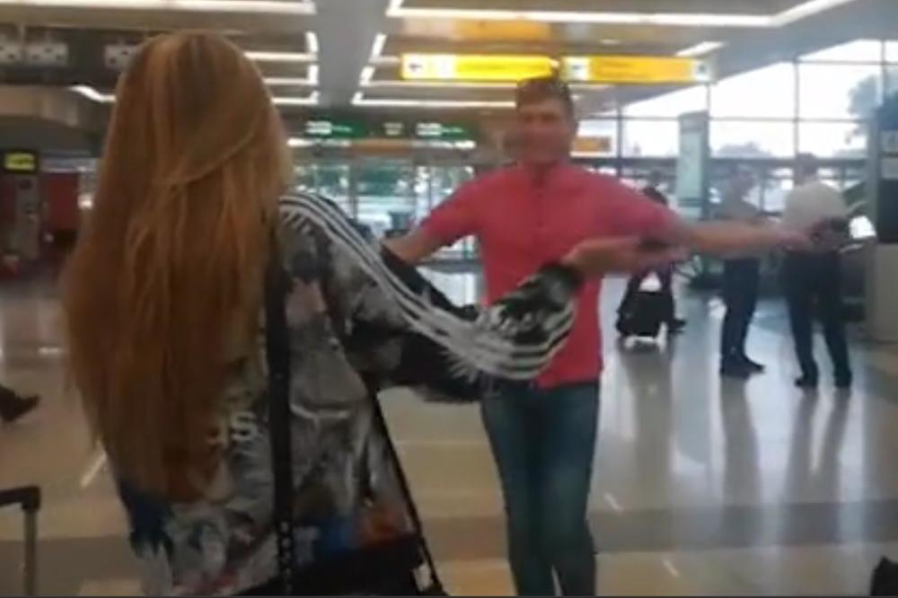 ZASKOČIO RADU I POČEO DA JE LJUBI: Pevačicinog FANA su jedva odvojili od nje! (VIDEO)