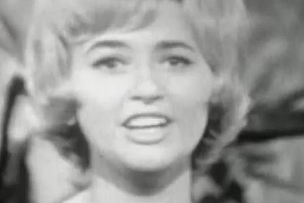 PRVOJ predstavnici Jugoslavije na Evroviziji pesmu je radio Mika Antić, ali čim je stigla u Kan - svi su joj se PODSMEVALI! (VIDEO)