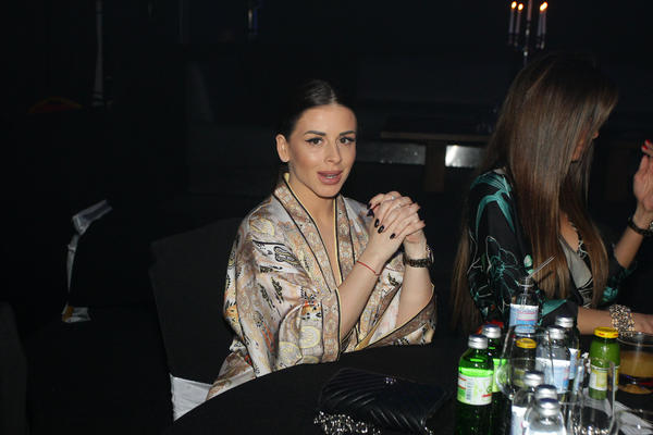 PORODIČNE DRAME SRPSKE ESTRADE: Ne komuniciraju s OČEVIMA, proćerdali joj 20.000 evra, a kad vidite kako je jedna pevačica SAHRANILA svoju majku...