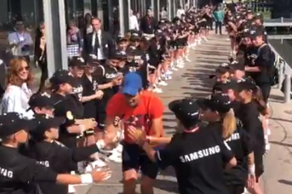 IZNENADIO IH SVE, PA DOBIO ŠPALIR: Novak Đoković poranio da oduševi klince na turniru u Madridu! (VIDEO)