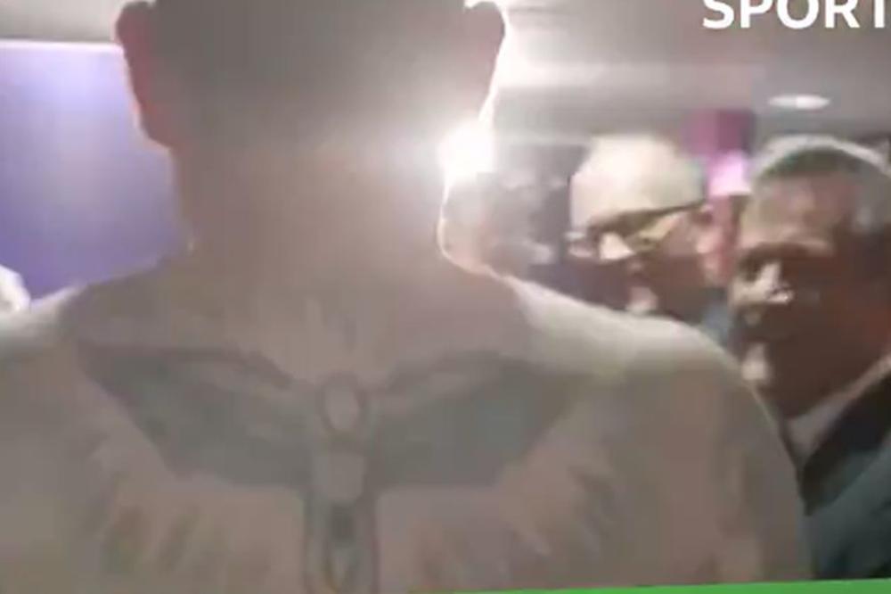 Postao šampion sveta i pojavio se go na konferenciji za novinare: Jedan detalj su svi komentarisali! (VIDEO)