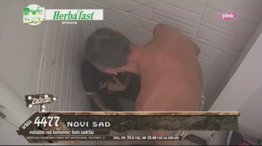 Lepi Mića je izgubio kontrolu i upao u kupatilo kako bi je smirio  