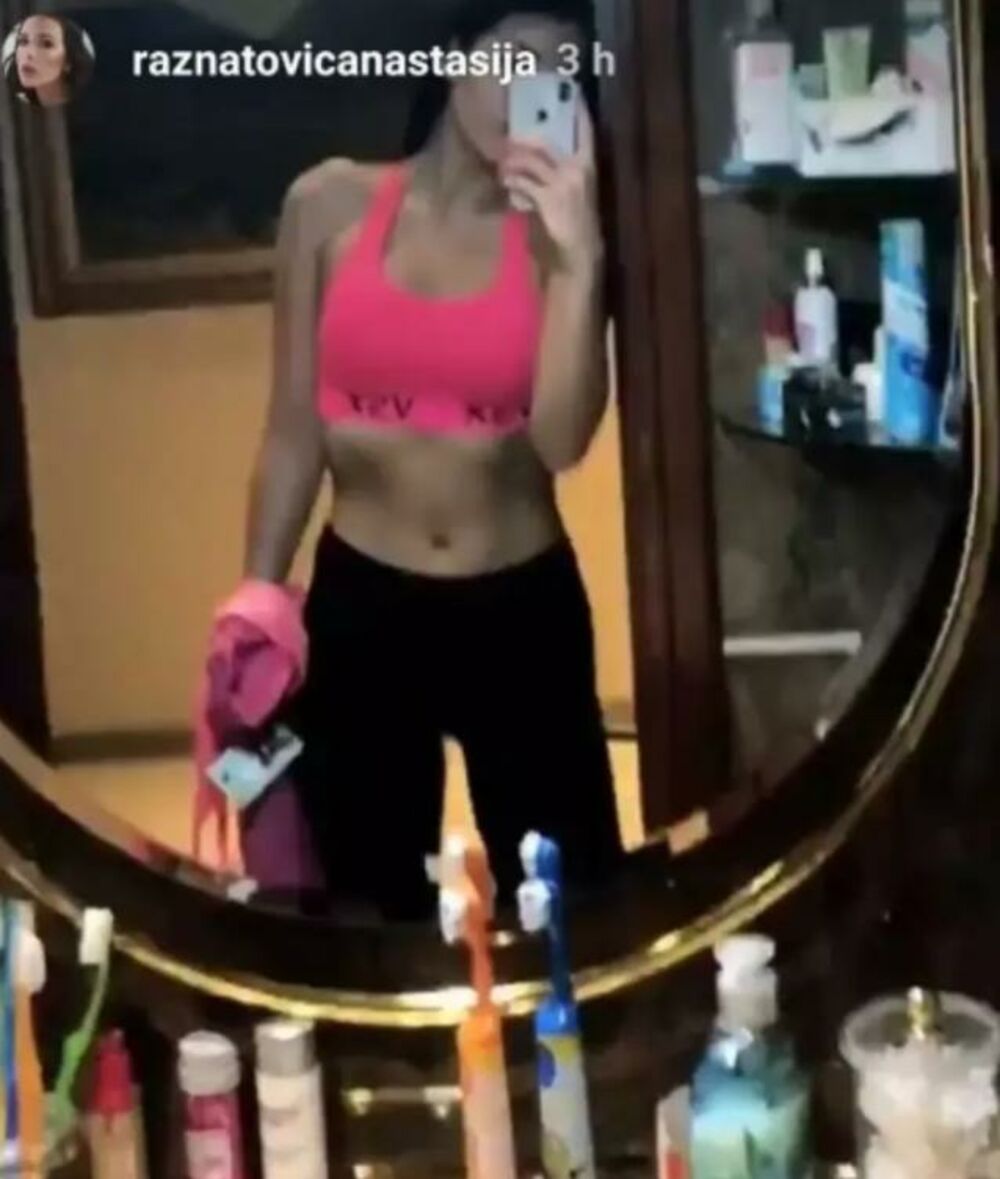 Pokazala trbušnjake 