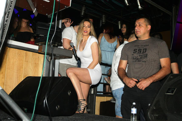 HRVATSKI NOVINAR PRVI PUT U ŽIVOTU OTIŠAO NA CAJKE: Bio je na koncertu Rade Manojlović u Zagrebu, izašao je U NEVERICI!