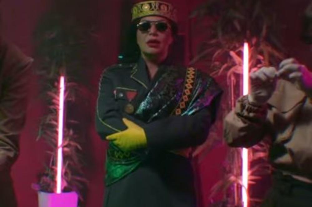 STOJA U NOVOM SPOTU PLJUNUTI GADAFI! Nešto bizarnije nismo videli još od dlakavih nogu Savete Jovanović! (VIDEO)