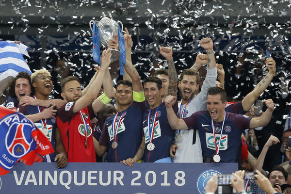 Šmekerski potez velikog sportiste i čoveka: Tijago Silva pozvao protivničkog kapitena da zajedno podignu pehar! (VIDEO)