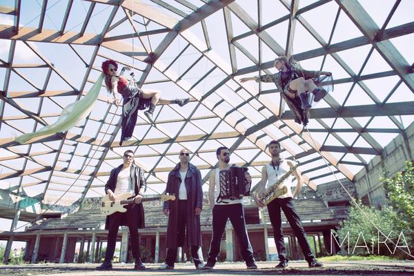 Nateraćemo vas da plešete dok vam ne ispadnu cipele! Maika ispred Gogol Bordello-a u Beogradu (VIDEO)