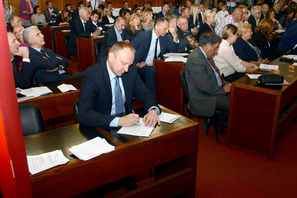 CRTA ČIČA GLIŠU DOK GA NAPREDNJACI NAPADAJU: Snimili smo šta Dragan Đilas radi u Skupštini Beograda u toku trajanja sednice! (FOTO) (VIDEO)