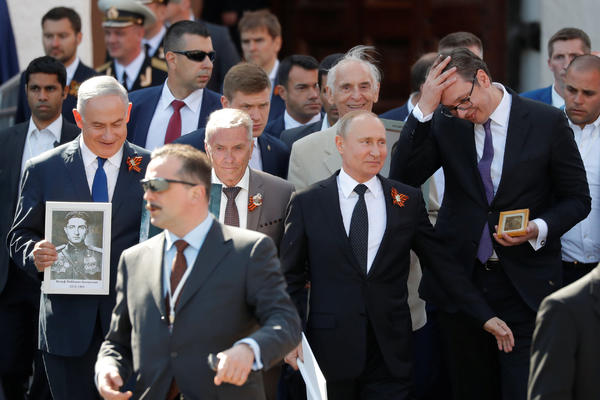 VUČIĆ NOSIO SLIKU DEDE ANĐELKA, PUTIN SLIKU OCA: Hiljade ljudi šetalo u maršu Besmrtnog puka u Moskvi! (VIDEO)