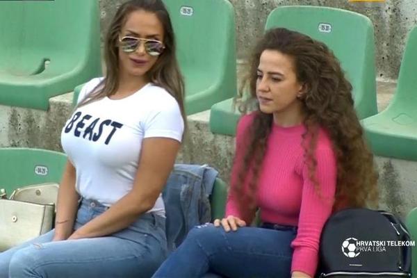 PETARDA NA TERENU, BOMBA NA TRIBINAMA! Zbog ovih dama, samo 1% muškaraca primećuje veoma važan detalj na fotografiji! (FOTO)