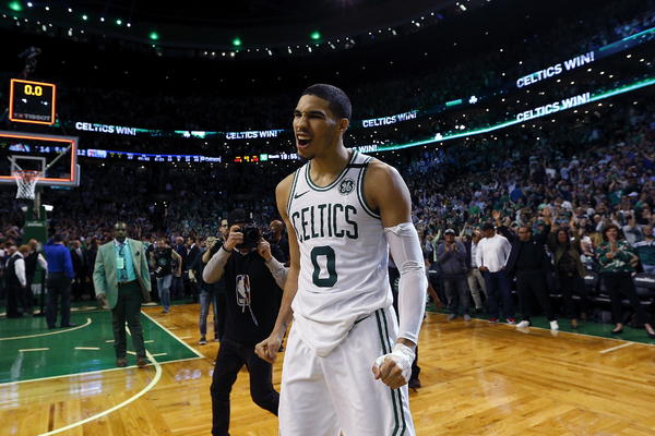 ŽIVOT PIŠE LUDE PRIČE! Pre šest godina molio Lebrona da ga zaprati na Tviteru, sada će igrati finale Istoka protiv njega! (FOTO)