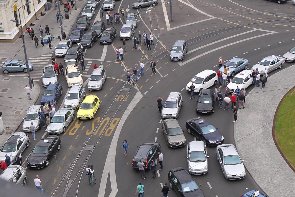 USIJANJE ISPRED VLADE SRBIJE: Taksisti koji protestuju napali kolegu, INTERVENISALA POLICIJA!