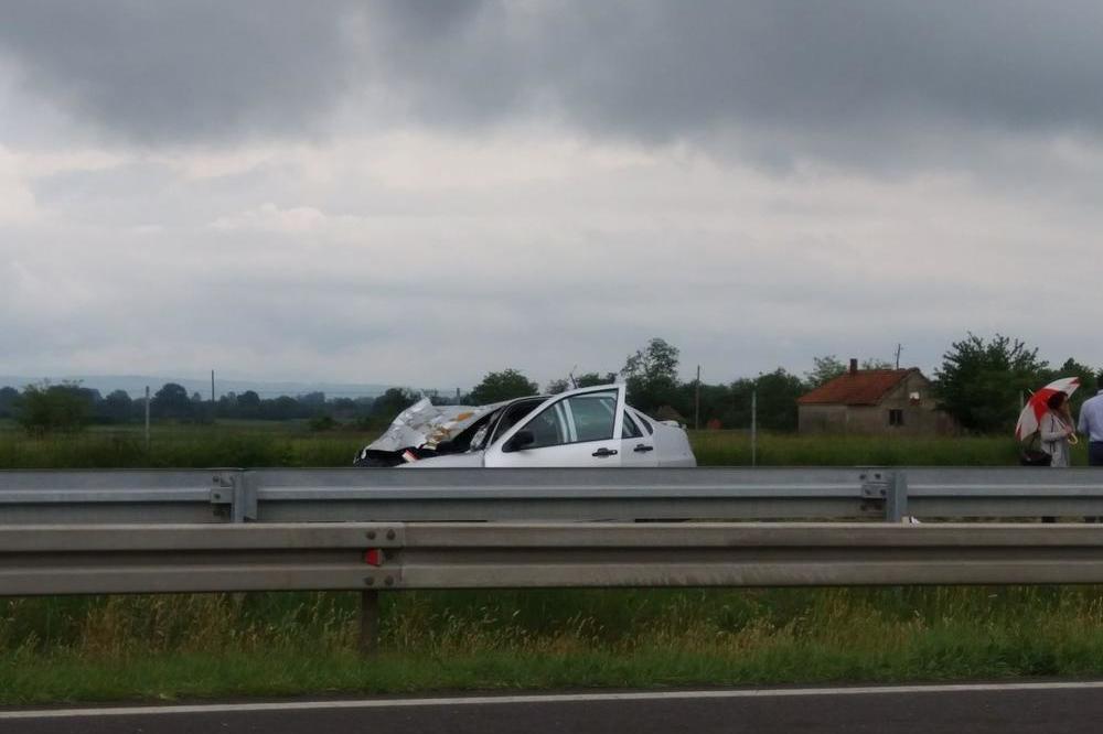 HOROR, POGINULO DETE KOJE JE NEVEZANO SPAVALO U KOLIMA: Automobil naleteo na PARKIRAN KOMBI! (VIDEO)