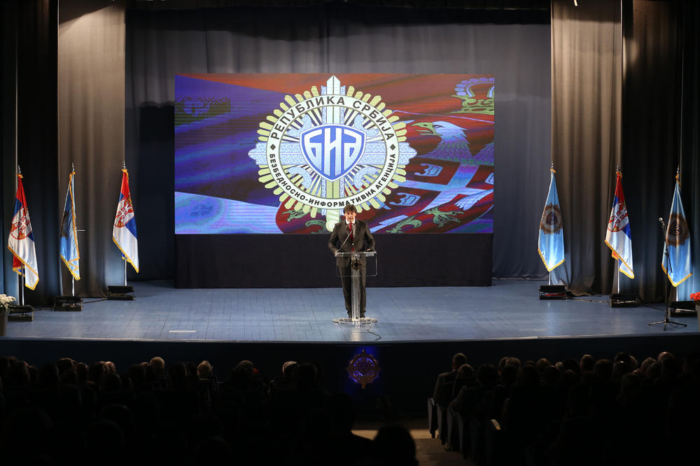 ŠTA SVE BIA DOBIJA ŠTO NIJE IMALA DOSAD? Poslanici su upravo promenili Službu zauvek, ovo je tačno ono što su izglasali!