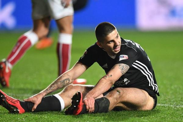 NIJE MU BILO SVEJEDNO: Masa protivničkih navijača se zaletela na Mitrovića! Mislio je da će ga prebiti, kad ono u stvari... (FOTO)