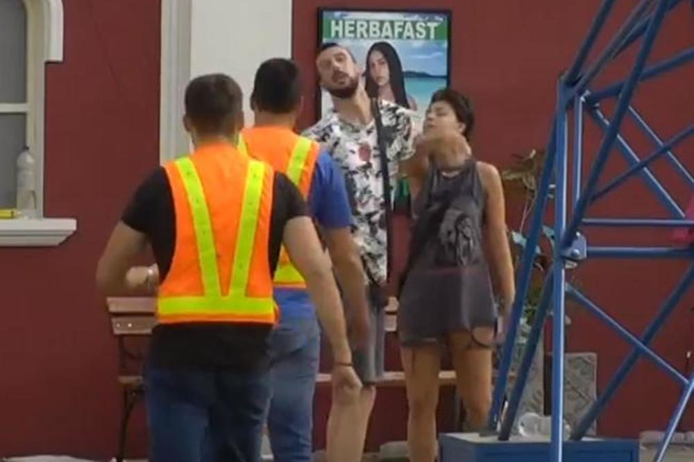 LUPALA MU ŠAMARE, VRIŠTALA, ŠUTIRALA: Žestok fizički obračun Mine i Đeksona, obezbeđenje reagovalo! (VIDEO)