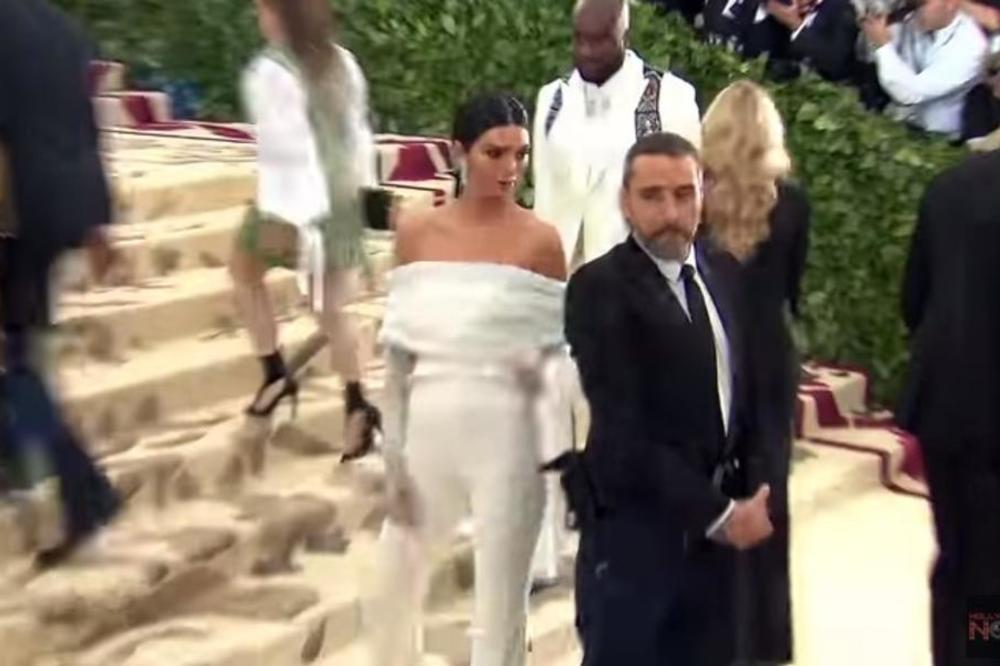 CEO INTERNET OSUO PALJBU PO NJOJ: Dok je pozirala, rijaliti zvezda se SRAMNO ponela prema radniku obezbeđenja! (VIDEO)