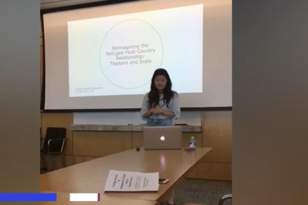 Profesorka joj je prigovorila zbog PREKRATKIH PANTALONA: Ono što je studentkinja nakon toga uradila ŠOKIRALO JE SVE (VIDEO)