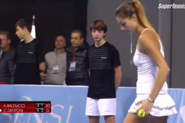 ODAKLE VADI TE LOPTICE? Kamera sve vreme pratila NAJATRAKTIVNIJU TENISERKU, sad nikome nije jasno! (VIDEO)