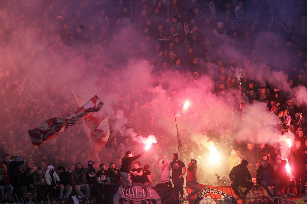 Bakljada usred bela dana, Kalemegdan obojen u crveno-belo: Ipak, obratite pažnju na detalj na transparentu Delija! (FOTO)