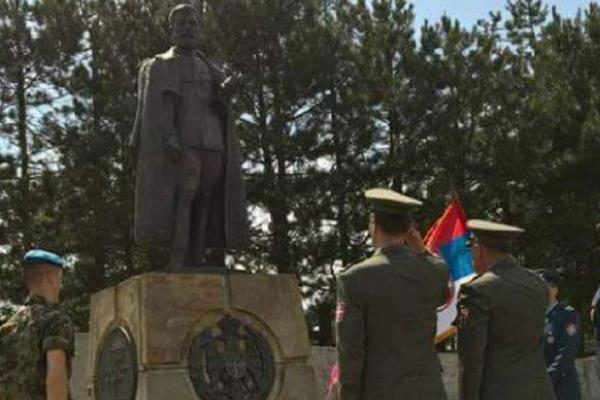 PRIPADNICI VOJSKE ODALI POČAST ČIČA DRAŽI: Zbog ove fotografije su se usijale društvene mreže (FOTO)