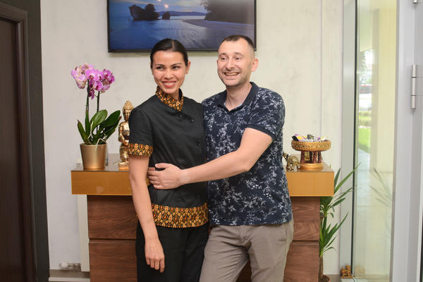 ONA JE SA TAJLANDA, ON IZ SRBIJE: Imali su tri venčanja, A ONA SADA IMA I SRPSKO IME, i otkrila nam je tajnu čuvene masaže (VIDEO)