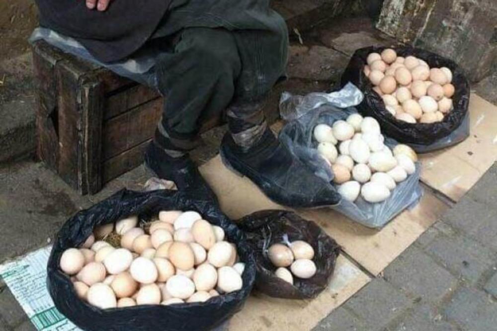 KAKVI SMO MI TO LJUDI?! DEKA koji prodaje jaja uspeo je samo deset da proda za CEO DAN, i to po OVOJ CENI!