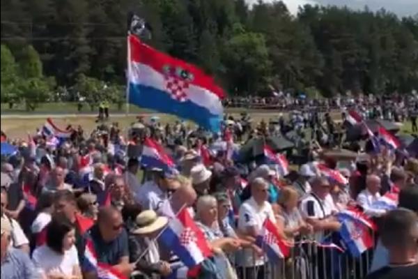 SMRT FAŠIZMU I ZABRANA ALKOHOLA: Hrvati obeležavaju godišnjicu stradanja ustaša u Blajburgu (FOTO) (VIDEO)
