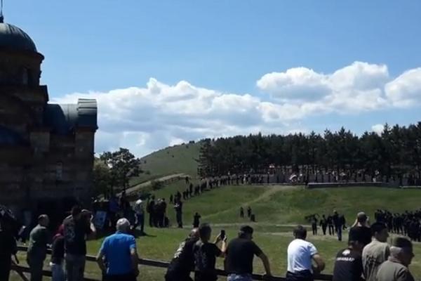 ČETNIČKO OKUPLJANJE NA RAVNOJ GORI: Ako kazne vojnike koji su odali počast Draži, PROTESTOVAĆEMO!