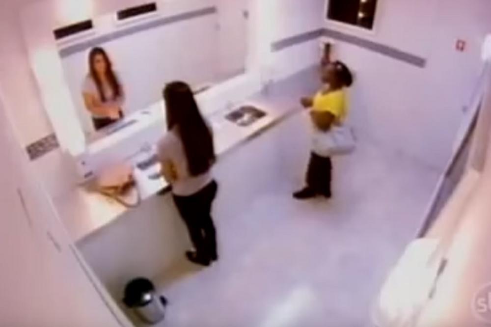 UŠLA JE U ŽENSKI WC I POGLEDALA SE U OGLEDALO: A onda je zavladala panika među ženama (VIDEO)