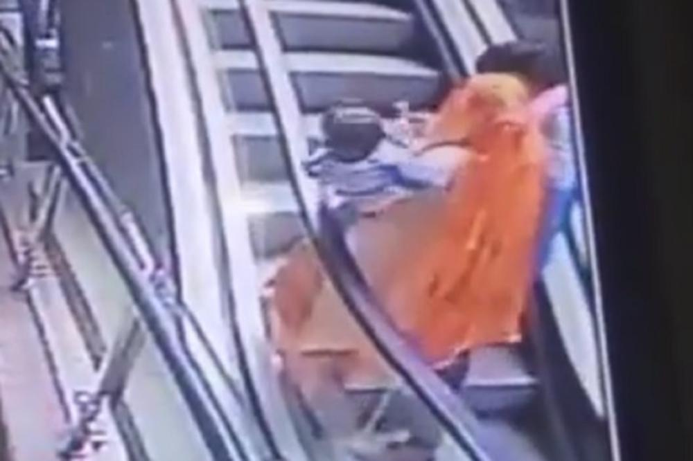 MAJKA UBILA DETE JER JE HTELA DA NAPRAVI SELFI! Nesrećna devojčica joj ispala iz naručja na pokretnim stepenicama! (UZNEMIRUJUĆI VIDEO)