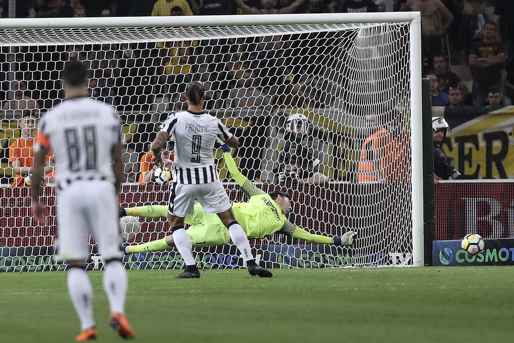 Aleksandar Prijović promašuje penal