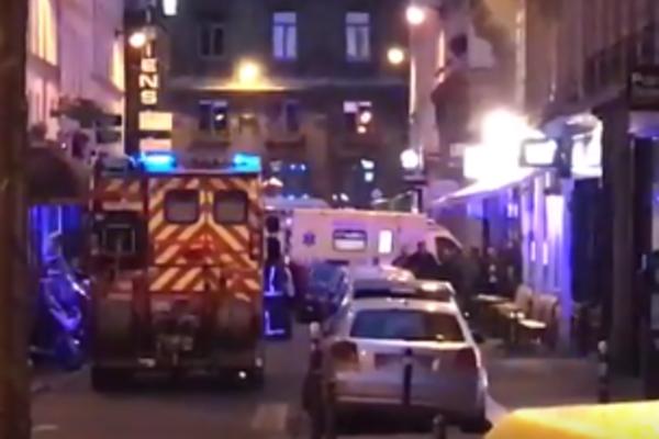 STRAVIČAN MASAKR U PARIZU! Napadač ubadao nožem prolaznike! JEDNA OSOBA UBIJENA! (FOTO)