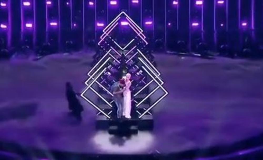 Na internetu se polemiše da li je pevala na plejbek  