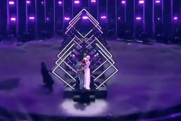 NEZAPAMĆENI SKANDAL NA EVROVIZIJI! Gledalac upao na binu, oteo mikrofon pevačici i vikao NACISTI! (VIDEO)