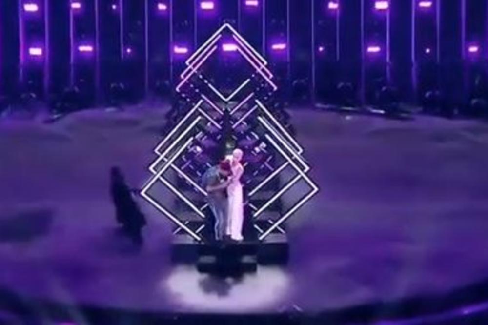 NEZAPAMĆENI SKANDAL NA EVROVIZIJI! Gledalac upao na binu, oteo mikrofon pevačici i vikao NACISTI! (VIDEO)