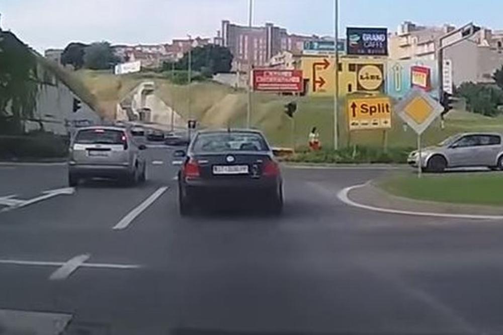 JEZIVI SNIMAK MANIJAKA IZ SPLITA: Vozio je kroz CRVENO, sekunde su ih delile od STRAVIČNE NESREĆE... (VIDEO)