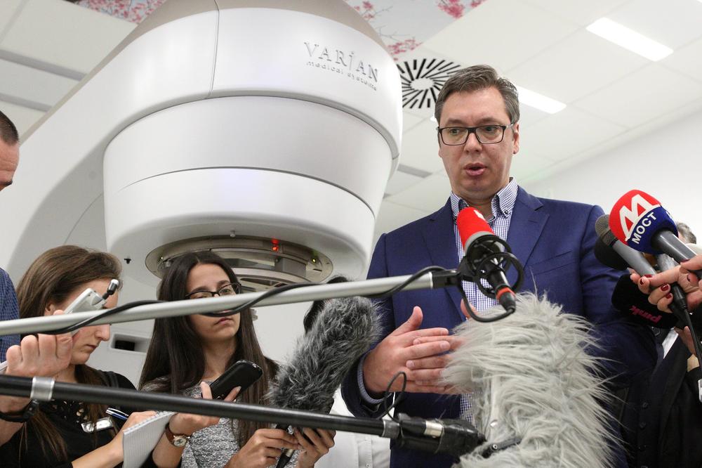 Moramo da motivišemo ljude da ostaju ovde, zaštitićemo NAJSIROMAŠNIJE! Vučić pred novinarima posle obilaska ONKOLOGIJE (FOTO)