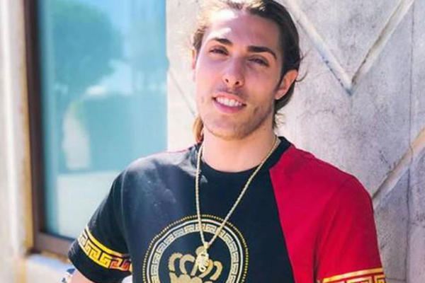 Potrošio je 10.000 dolara da bi postao žena, a onda se GORKO POKAJAO! Radim sklekove kako bih se rešio VELIKIH GRUDI! (FOTO)